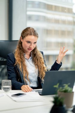 Modern bir ofiste geniş pencereli mavi gömlekli güzel bir işçi kameraya bakar genç bir patron.