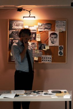 Dedektiflik bürosu gömlekli ve kravatlı araştırmacılar odanın içinde dolaşan suçlu fotofit güzergahı ilan panosu suçlusunu bulmak için kanıt incelerler.