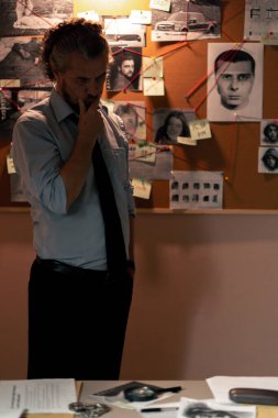 Dedektiflik bürosu gömlekli ve kravatlı araştırmacılar odanın içinde dolaşan suçlu fotofit güzergahı ilan panosu suçlusunu bulmak için kanıt incelerler.