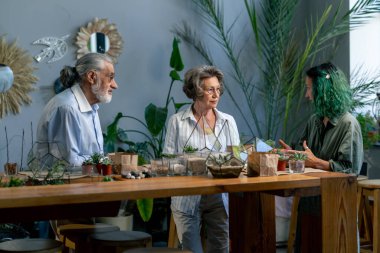 Yaşlı insanlar için bitkilerden kompozisyon yaratma üzerine master sınıfı yeşil saçlı öğretmen mutlu yaşlı yaşlı çift hoş hatıralar yaşlılıkta boş zaman