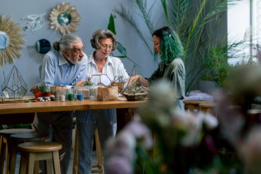 Yaşlı insanlar için bitkilerden kompozisyon yaratma üzerine master sınıfı yeşil saçlı öğretmen mutlu yaşlı yaşlı çift hoş hatıralar yaşlılıkta boş zaman