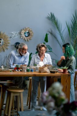 Yaşlı insanlar için bitkilerden kompozisyon yaratma üzerine master sınıfı yeşil saçlı öğretmen mutlu yaşlı yaşlı çift hoş hatıralar yaşlılıkta boş zaman