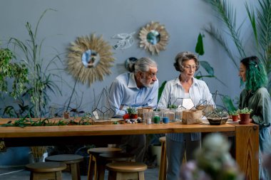 Yaşlı insanlar için bitkilerden kompozisyon yaratma üzerine master sınıfı yeşil saçlı öğretmen mutlu yaşlı yaşlı çift hoş hatıralar yaşlılıkta boş zaman