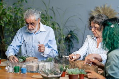 Yaşlı insanlar için bitkilerden kompozisyon yaratma üzerine master sınıfı yeşil saçlı öğretmen mutlu yaşlı yaşlı çift hoş hatıralar yaşlılıkta boş zaman