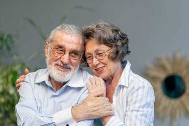 Masada oturan yaşlı insanları kapat. Kocasına sarıl. Mutlu yaşlı bir çift. Hoş anılar.