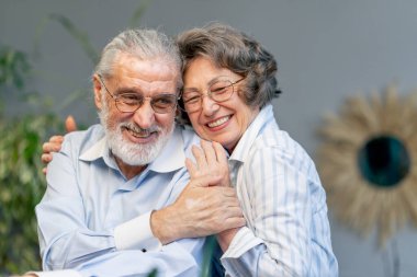 Masada oturan yaşlı insanları kapat. Kocasına sarıl. Mutlu yaşlı bir çift. Hoş anılar.