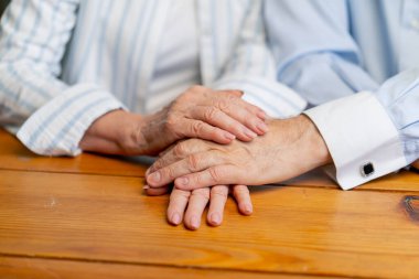 Masada oturan yaşlı insanların ellerini kapatır. Yaşlı kocasına sarılır. Mutlu yaşlı çiftler. Hoş anılar.