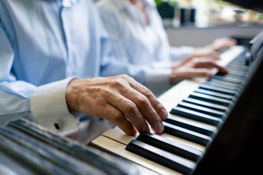 Yaşlıları bir arada piyanonun başına oturtup yeni akorlar öğreniyorlar. Yaşlı bir çiftin eski güzel hatıraları. Yaşlılıkta sıcak duygular destek oluyor.