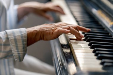 Yaşlı bir kadın piyanonun başına oturur yeni akorlar öğrenir yaşlı bir çiftin hoş hatıraları yaşlılıkta sıcak duygular destek olur.