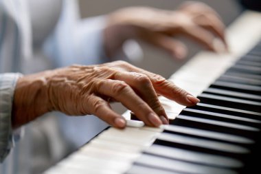 Yaşlı bir kadın piyanonun başına oturur yeni akorlar öğrenir yaşlı bir çiftin hoş hatıraları yaşlılıkta sıcak duygular destek olur.