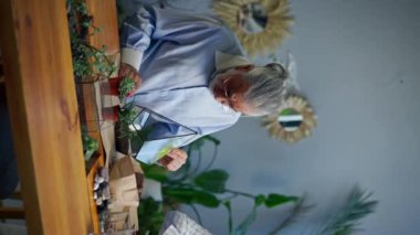 Yaşlılar için bitkilerle kompozisyon oluşturma üzerine dikey video ustası sınıfı. Yaşlılıktan mutlu yaşlı çiftler için hoş hatıralar. Yaşlılıktan zevk alma zamanı.