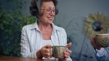 Masada oturan yaşlı insanlar bir fincan çay ile mutlu yaşlı çiftler hoş anılar, yaşlılık zamanlarında sıcak duygular, zor zamanlarda destek.