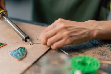 Yeşil saçlı bir kadının üzerine büyük yeşil bir atölye kuracağız. Dekoratif çiçekler yaratacağız. Aynalı el sanatlarında metal bant dekoru kullanacağız.