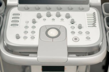 Klinikte, jinekoloji ofisinin kapanışı, pelvik ultrason için ultrason cihazı, patoloji tespiti, hamilelik kontrolü, düzenli kontroller.