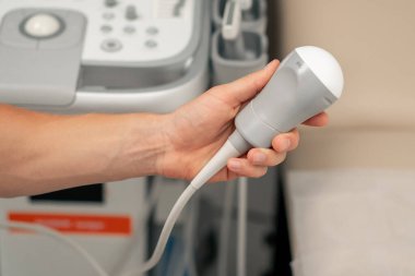 Klinikte, jinekoloji ofisinin kapanışı, pelvik ultrason için ultrason cihazı, patoloji tespiti, hamilelik kontrolü, düzenli kontroller.