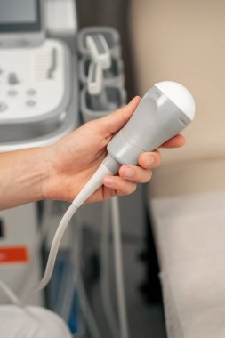 Klinikte, jinekoloji ofisinin kapanışı, pelvik ultrason için ultrason cihazı, patoloji tespiti, hamilelik kontrolü, düzenli kontroller.