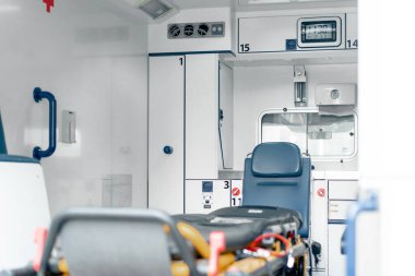 Sokakta ambulansla, gerekli tüm ekipman ve ilaçlarla hasta insanlara ilk yardımı sağlamak için, nakledilmiş bir yatak.