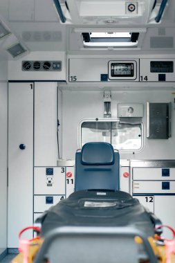 Sokakta ambulansla, gerekli tüm ekipman ve ilaçlarla hasta insanlara ilk yardımı sağlamak için, nakledilmiş bir yatak.