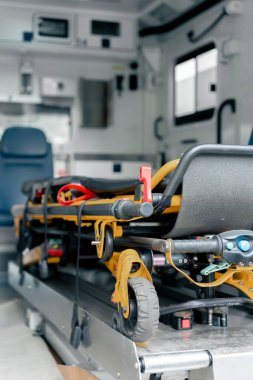 Sokakta ambulansla, gerekli tüm ekipman ve ilaçlarla hasta insanlara ilk yardımı sağlamak için, nakledilmiş bir yatak.