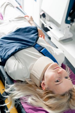 Caddeyi ambulansla kapatın. Boynu ve kolu yaralı genç bir hasta. Hastayı kliniğe naklediyor.