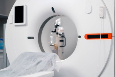 Modern bir klinikte, beyaz bir ofiste, MRI ve Cata için bir ilaç, en son ekipman, modern tedavi teknolojileri