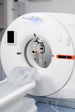 Modern bir klinikte, beyaz bir ofiste, MRI ve Cata için bir ilaç, en son ekipman, modern tedavi teknolojileri