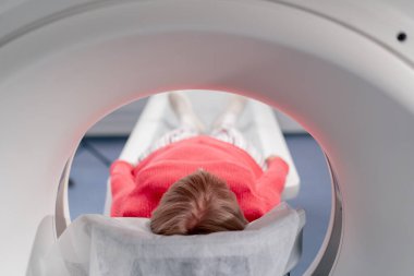 Beyaz bir ofisteki modern bir klinikte yaşlı bir kadının, yakınlardaki genç bir doktorun beyin MR 'ı için bir ilaç.