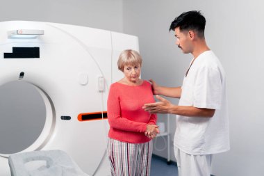Modern bir klinikte, beyaz bir ofiste, yaşlı bir kadında beyin MR 'ı için yapılan bir ilaç, işlemin sonu.
