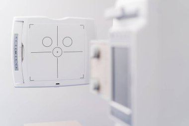 Beyaz bir ofisteki modern bir klinikte, florografi resimlerine hazırlık, hastaların güvenli bir şekilde incelenmesi için son teknolojiler.