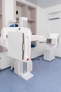 Modern bir klinikte, beyaz bir ofiste, florografi resimlerine hazırlık, hastaların güvenli bir şekilde incelenmesi için en son teknolojiler.