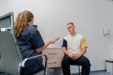 Modern bir klinikte, küçük bir terapistin ofisinde, steteskoplu genç bir kız doktor, genç bir adamla randevusunu gerçekleştirir.