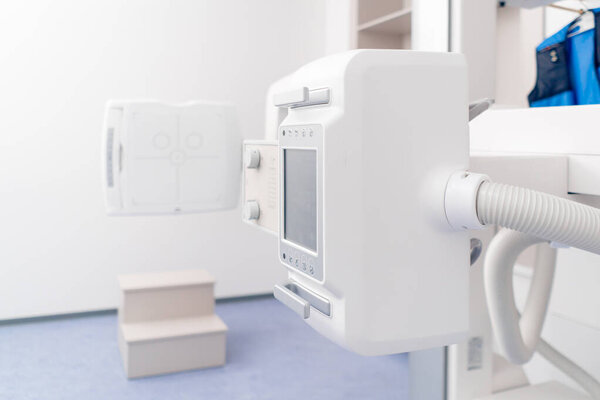 крупным планом в современной клинике в белом кабинете, препаратом для флюорографических изображений, новейшими технологиями безопасного обследования пациентов