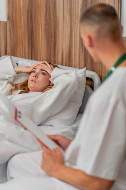 Modern bir klinikte, parlak bir VIP odasında, beyaz önlüklü genç bir kız hasta, bir doktorla görüşüyor, tedavi önerileri...