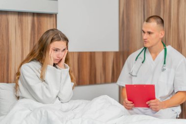 Modern bir klinikte, parlak bir VIP odasında, beyaz önlüklü genç bir kız hasta, bir doktorla görüşüyor, tedavi önerileri...