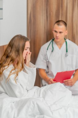 Modern bir klinikte, parlak bir VIP odasında, beyaz önlüklü genç bir kız hasta, bir doktorla görüşüyor, tedavi önerileri...
