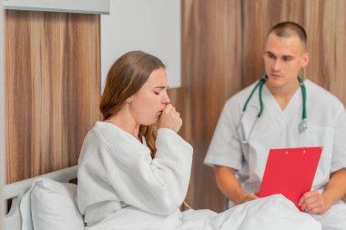 Modern bir klinikte, parlak bir VIP odasında, beyaz önlüklü genç bir kız hasta, bir doktorla görüşüyor, tedavi önerileri...
