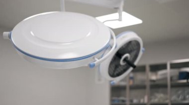 Modern bir klinikte, parlak, geniş ve temiz bir plastik cerrahi odasında, gerekli ekipmanlar, modern tıp, steril bir alan, ilaçlarla dolu bir dolap.
