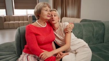 Modern bir klinikte, bekleme odasında mercan kazaklı yaşlı bir kadın yeşil bir koltukta torunuyla oturuyor. Doktorun sarılmasından sonra iyi sonuçlar ve haberler var.