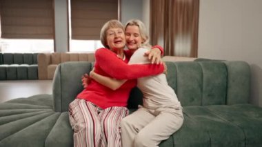 Modern bir klinikte, bekleme odasında mercan kazaklı yaşlı bir kadın yeşil bir koltukta torunuyla oturuyor. Doktorun sarılmasından sonra iyi sonuçlar ve haberler var.