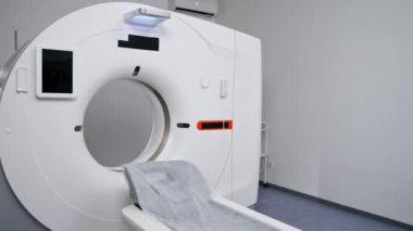 Modern bir klinikte, beyaz bir ofiste, MRI ve Cata için bir ilaç, en son ekipman, modern tedavi teknolojileri