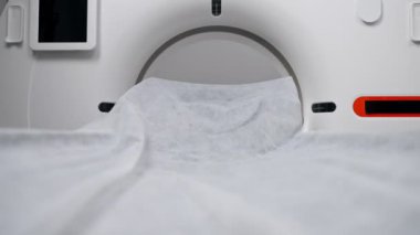Modern bir klinikte, beyaz bir ofiste, MRI ve Cata için bir ilaç, en son ekipman, modern tedavi teknolojileri