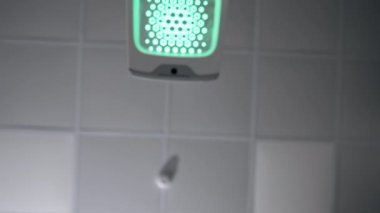 Beyaz bir ofisteki modern bir klinikteki sinyal lambasını kapat, MRI ve katata için bir ilaç, en son ekipman, modern tedavi teknolojileri
