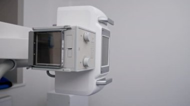 Beyaz bir ofisteki modern bir klinikte, florografi resimlerine hazırlık, hastaların güvenli bir şekilde incelenmesi için son teknolojiler.