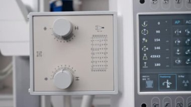 Beyaz bir ofisteki modern bir klinikte, florografi resimlerine hazırlık, hastaların güvenli bir şekilde incelenmesi için son teknolojiler.