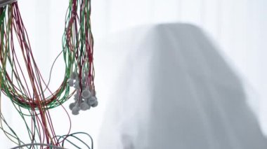 Modern bir klinikte, beyaz kalp atış hızı tarama odasında, kalp ritmini, kardiyogramını, profesyonel ekipmanları kontrol etmek için bir ilaç.