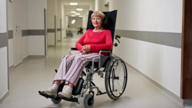 Modern bir klinikte... beyaz bir koridorda... mercan kazaklı yaşlı bir kadın... bebek arabasında sınırlı bir hareketle... pozitif davranışlar sergiliyor.
