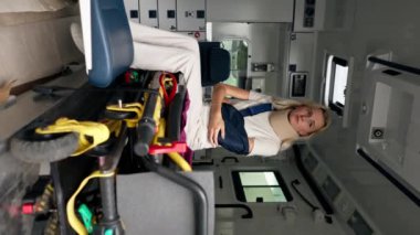 Hastanın boynundan ve kolundan yaralanmış genç bir hasta, ambulansla hastaneye naklediliyor.