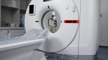 Modern bir klinikte, beyaz bir ofiste, MRI ve Cata için bir ilaç, en son ekipman, modern tedavi teknolojileri