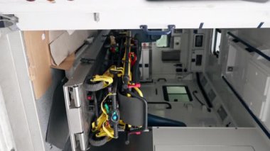 Ambulansla sokakta dikey video, hasta insanlara ilk yardım sağlamak için gerekli tüm ekipman ve ilaçlar, nakledilmiş bir yatak.