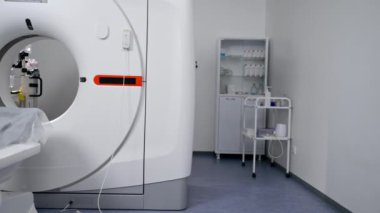 Modern bir klinikte, beyaz bir ofiste, MRI ve Cata için bir ilaç, en son ekipman, modern tedavi teknolojileri